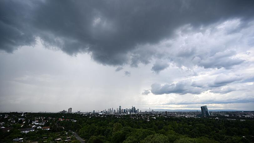 Regen zieht ab Sonntag in Deutschland auf. (Archivbild)