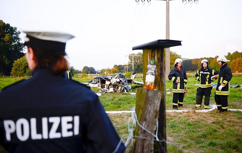 Bei einem Flugzeugunglück in Nordrhein-Westfalen sind fünf Menschen, darunter zwei Kinder ums Leben gekommen. Bilder vom Absturzort.