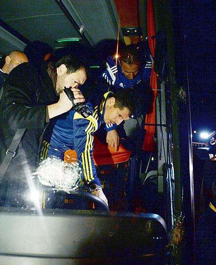 Szenen der Zerstörung: Ein Unbekannter hat den Mannschaftsbus des türkischen Erstligisten Fenerbahce Istanbul mit einer Schrotflinte attackiert. Die Bilder