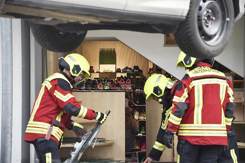 Der Ford landete in der Schaufensterauslage des Schuhgeschäftes.