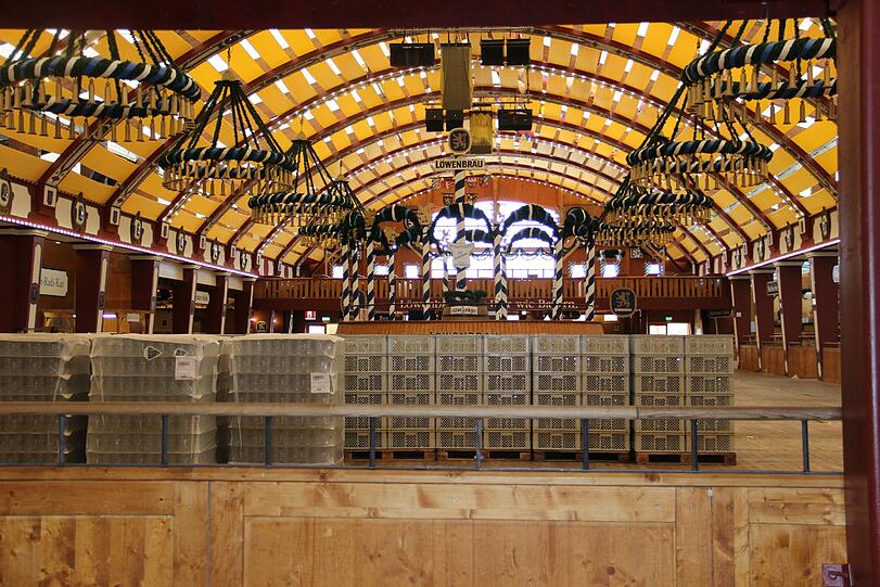 Regen und Tristesse am Tag danach: Die Bilder vom Wiesn-Abbau am Dienstagvormittag.