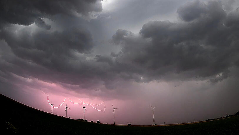 Eine Unwetterfront mit Blitzen, Starkregen und Sturmböen zieht über Windräder bei Sehnde in der Region Hannover hinweg. Eine Unwetterfront mit Blitzen, Starkregen und Sturmböen zieht über Windräder bei Sehnde in der Region Hannover hinweg.