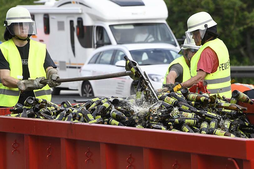 Hunderte Flaschen alkoholfreies Weißbier gingen bei dem Unfall zu Bruch. Die Bilder.