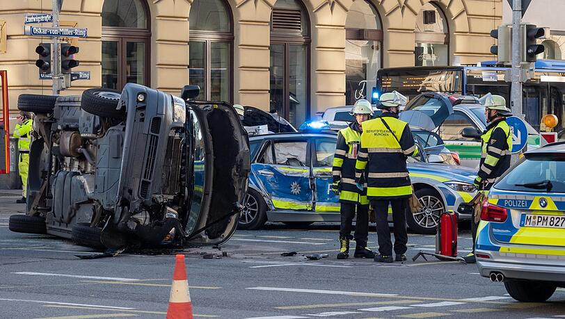 Einsatzkräfte der Polizei und Feuerwehr stehen an der Unfallstelle. Einsatzkräfte der Polizei und Feuerwehr stehen an der Unfallstelle.