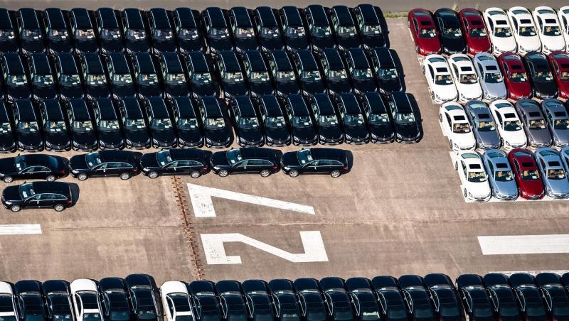 Zahlreiche Neufahrzeuge von Mercedes-Benz stehen auf dem ehemaligen Flugplatz Ahorn auf einer Landebahn. Zahlreiche Neufahrzeuge von Mercedes-Benz stehen auf dem ehemaligen Flugplatz Ahorn auf einer Landebahn.