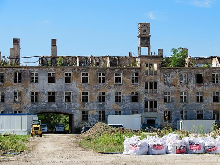 Auf dem ehemaligen Kasernengelände Krampnitz im Norden Potsdams soll ein neues Wohnquartier für bis zu 10.000 Menschen gebaut werden.