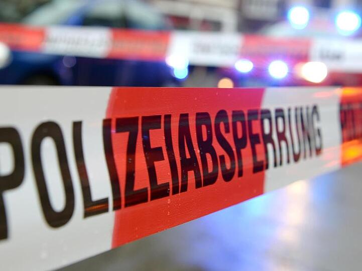 Ein Flatterband mit der Aufschrift "Polizeiabsperrung". Foto: P. Seeger/Archiv