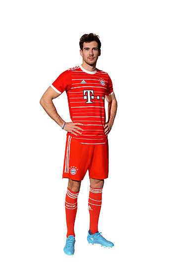 Die neue Arbeitskleidung des FC Bayern für die kommende Saison: Rotes Trikot mit weißen Streifen, dazu rote Hosen und Stutzen.