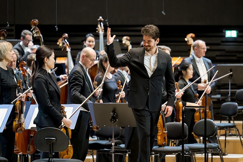 Lahav Shani und die Münchner Philharmoniker.
