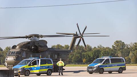 Einer der Beschuldigten wurde mit einem Bundeswehr-Hubschrauber nach Karlsruhe gebracht.