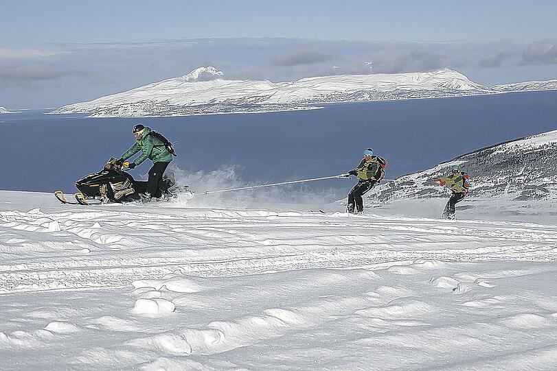 So weit der Schlitten zieht: Als ordentlicher Skitourengeher macht man so etwas natürlich nicht. Aber es muss ja auch mal Ausnahmen von ehernen Regeln geben, gerade bei einer solch sensationellen Aussicht. Foto: Haglöfs