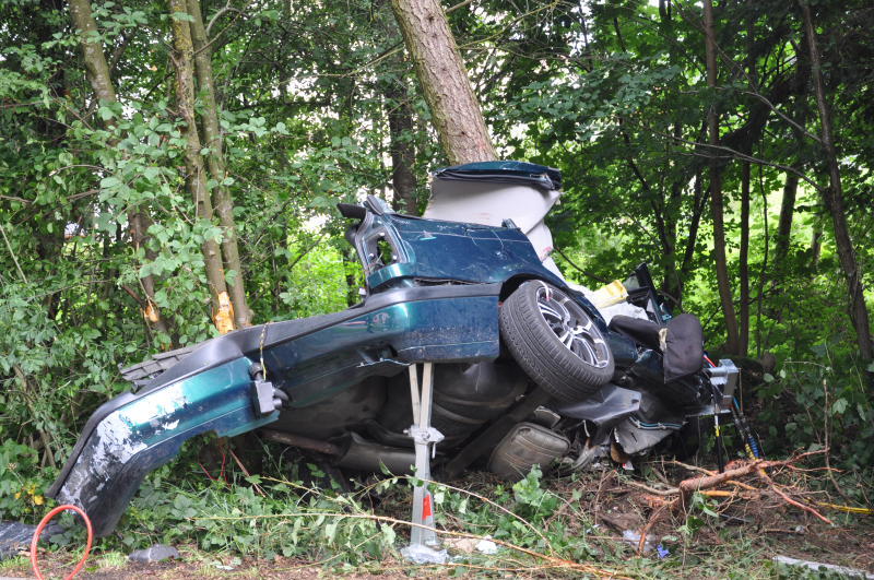 Der Unfallwagen zerschellte an einem Baum - der Fahrer verstarb an der Unfallstelle.