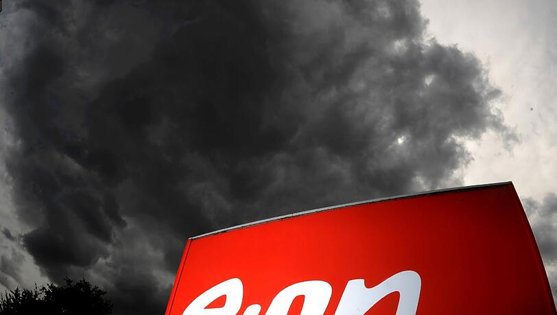 Dunkle Wolken über der Zentrale von Eon Kernkraft GmbH und Eon Kraftwerke GmbH in Hannover. Der massive Stellenabbau könnte bis zu 60 Prozent der Belegschaft treffen. Dunkle Wolken über der Zentrale von Eon Kernkraft GmbH und Eon Kraftwerke GmbH in Hannover. Der massive Stellenabbau könnte bis zu 60 Prozent der Belegschaft treffen.