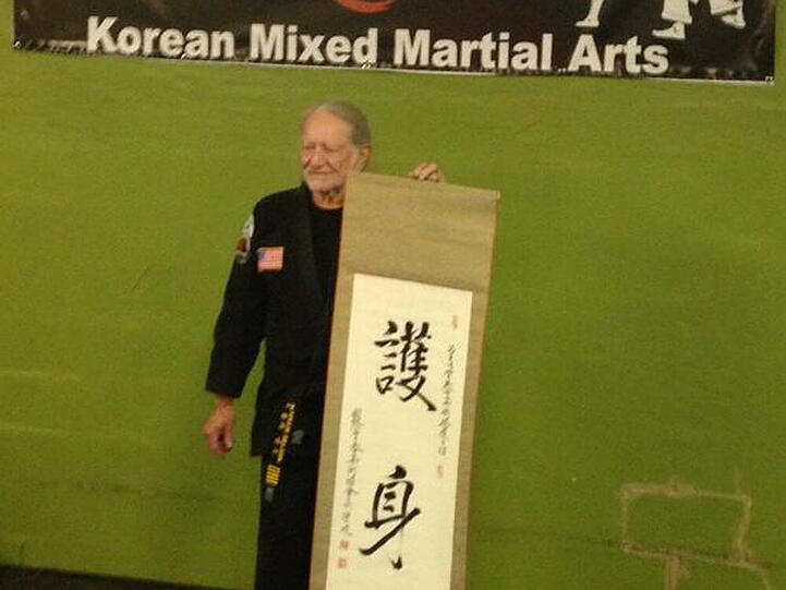 Willie Nelson präsentiert stolz seine Kampfsport-Auszeichnung