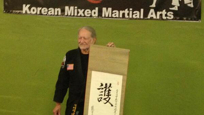 Willie Nelson präsentiert stolz seine Kampfsport-Auszeichnung Willie Nelson präsentiert stolz seine Kampfsport-Auszeichnung