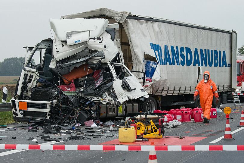 Der Gefahrgut-Transport hatte nach ersten Erkenntnissen Essigsäure und Wasserstoffperoxid an Bord.