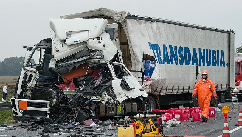 Der Gefahrgut-Transport hatte nach ersten Erkenntnissen Essigsäure und Wasserstoffperoxid an Bord. Der Gefahrgut-Transport hatte nach ersten Erkenntnissen Essigsäure und Wasserstoffperoxid an Bord.