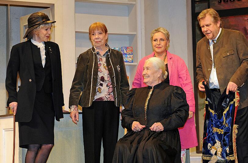 Eine Familie: Ellen Schwiers (Mitte) mit Tochter Katerina Jacob (dahinter) im &bdquo;Altweiberfrühling&ldquo; in der Komödie im Bayerischen Hof.