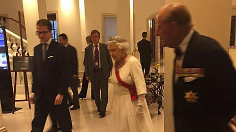 Die Queen nahm am ersten Abend ihres Staatsbesuchs an einem festlichen Bankett teil