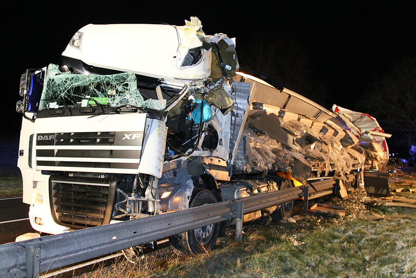 Auf der B12 im Landkreis Mühldrof hat sich am Montagmorgen ein schwerer Lkw-Unfall ereignet.