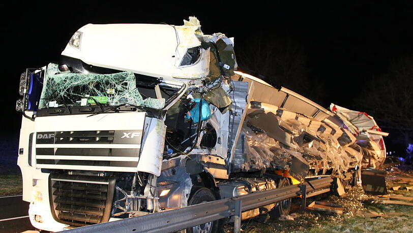 Auf der B12 im Landkreis Mühldrof hat sich am Montagmorgen ein schwerer Lkw-Unfall ereignet. Auf der B12 im Landkreis Mühldrof hat sich am Montagmorgen ein schwerer Lkw-Unfall ereignet.