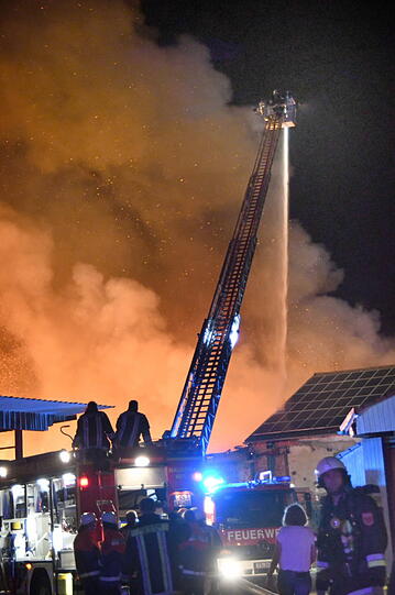 Mehrere Lagerhallen brannten beinahe vollkommen ab - die Feuerwehr war die ganze Nacht im Einsatz. Die Bilder.