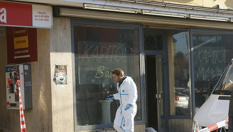 Eine Frau stirbt nach einem blutigen Vorfall im Nachtclub. Die Bilder von der Spurensicherung am "Kapitol" in der Arnulfstraße. Eine Frau stirbt nach einem blutigen Vorfall im Nachtclub. Die Bilder von der Spurensicherung am "Kapitol" in der Arnulfstraße.