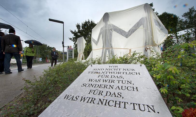 "Wir sind nicht nur verantwortlich für das, was wir tun, sondern auch für das, was wir nicht tun." Dieser Spruch auf der Gedenktafel ist ein klarer Appell an unsere Zivilcourage.