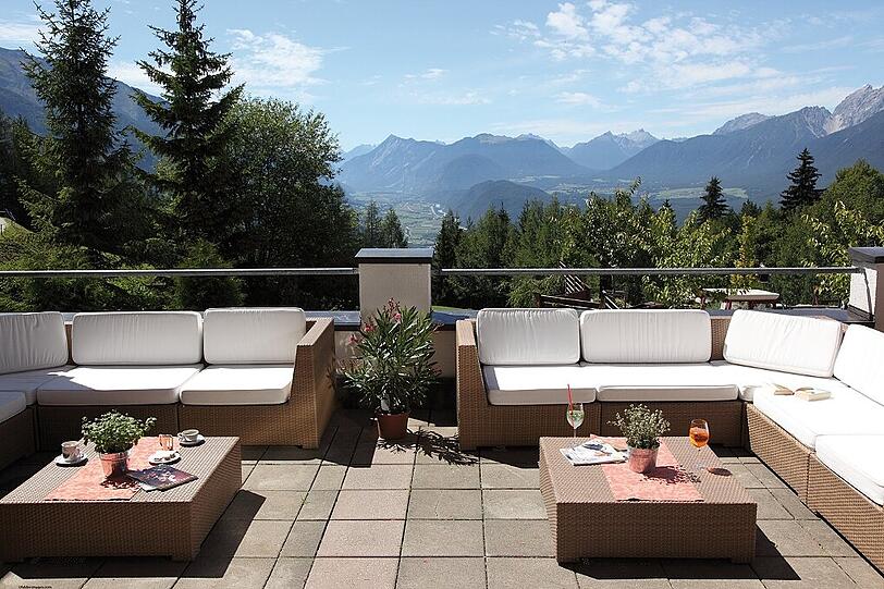 Vom Inntaler Hof bietet sich ein traumhafter Blick in die Tiroler Bergwelt.