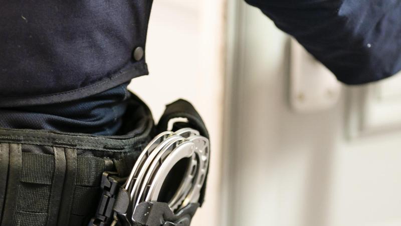 Handschellen sind an einem Gürtel eines Polizisten befestigt. Foto: Frank Molter/dpa/Symbolbild Handschellen sind an einem Gürtel eines Polizisten befestigt. Foto: Frank Molter/dpa/Symbolbild