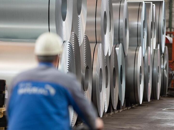 Der SDax-Konzern Salzgitter AG senkte seine Ergebnisprognose deutlich, wie er überraschend mitteilte.