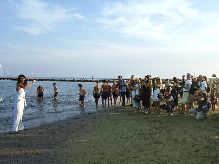 Die einen schwimmen, andere posieren: die italienische Schauspielerin Alessandra Mastronardi, die Patin der Filmfestspiele von Venedig ist.