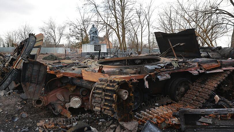 Ein beschädigter Panzer steht nach Kämpfen zwischen russischen und ukrainischen Truppen in Lukjanivka, Region Kiew. Ein beschädigter Panzer steht nach Kämpfen zwischen russischen und ukrainischen Truppen in Lukjanivka, Region Kiew.