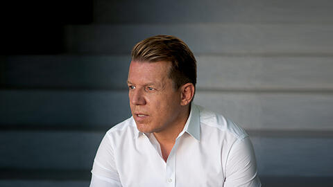 "Erfolg ist sein Antrieb, das macht ihm Spaß, das braucht er. Und der Verein, der FC Bayern, ist sein Herzblut": Axel Kahn zählt zu den Vertrauenspersonen seines Bruders Oliver, der seit 2020 im Vorstand des FC Bayern tätig ist und im Juli 2021 Vorstandschef wurde.