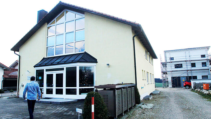 In diesem Haus in Inning am Holz sind die Q7 Studios, in denen zahlreiche 1860-Hymnen entstanden . In diesem Haus in Inning am Holz sind die Q7 Studios, in denen zahlreiche 1860-Hymnen entstanden .