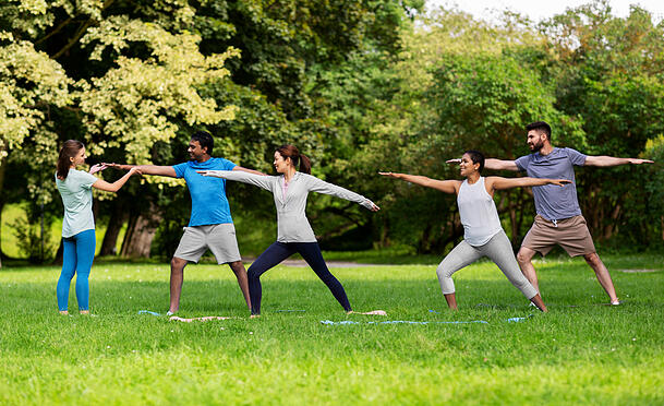 Entspannen beim Yoga im Freien (Symbolfoto). Entspannen beim Yoga im Freien (Symbolfoto).