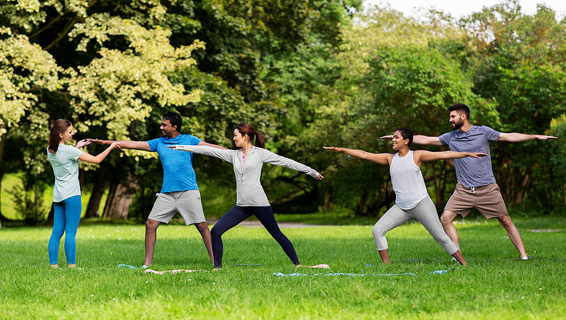 Entspannen beim Yoga im Freien (Symbolfoto). Entspannen beim Yoga im Freien (Symbolfoto).
