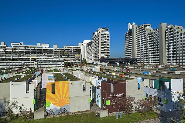 Im "Olydorf" wohnen rund 2000 Studenten. Die Bierstube befindet sich in der "Alten Mensa", dem dunklen Geb&auml;ude hinter den Bungalows.