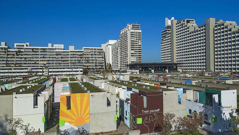 Im "Olydorf" wohnen rund 2000 Studenten. Die Bierstube befindet sich in der "Alten Mensa", dem dunklen Geb&auml;ude hinter den Bungalows.