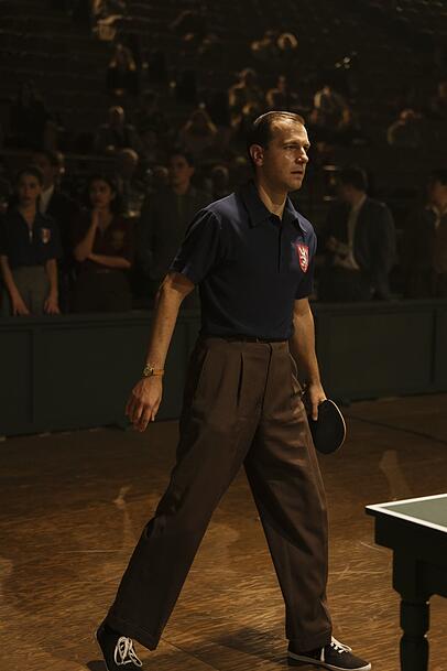 Im Stil der 50er: Tino Boll in &bdquo;Marty Supreme&ldquo;.