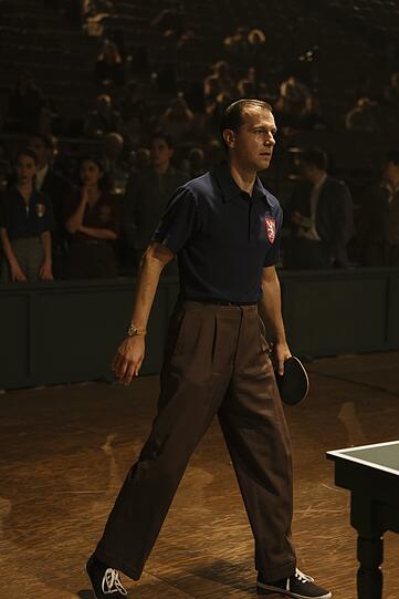 Im Stil der 50er: Tino Boll in &bdquo;Marty Supreme&ldquo;.