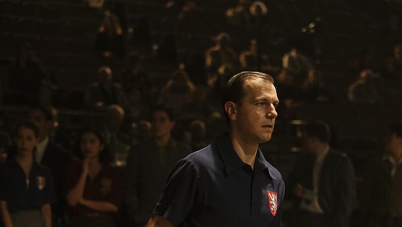 Im Stil der 50er: Tino Boll in &bdquo;Marty Supreme&ldquo;.