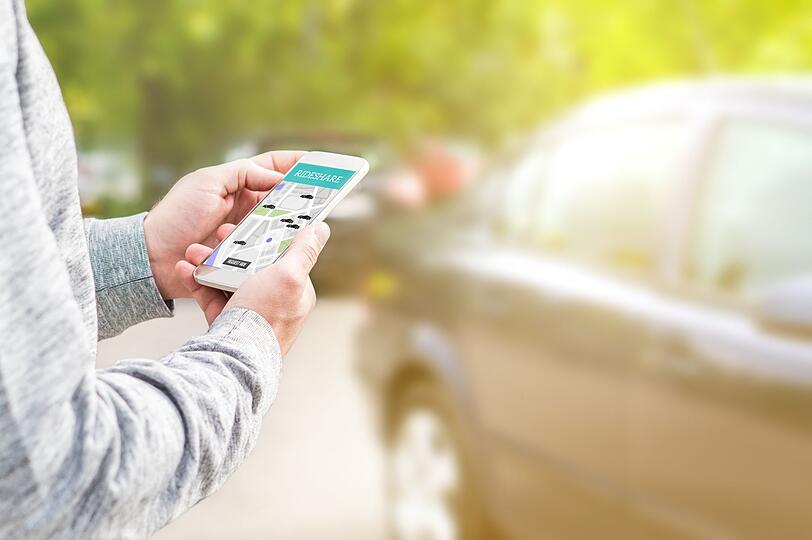 Auch wenn die Autowelt gerade darauf abfährt und ein Wettrüsten auf den Straßen befeuert: Muss es bei einer Neuanschaffung wirklich ein SUV sein? Die aufgebockten Karren verbrauchen schlicht aufgrund ihres höheren Gewichts und Luftwiderstands mehr Sprit als ein "bodenständiges" Auto. Oder Sie entscheiden sich einfach fürs Car-Sharing. Das wird aktuell leider flächendeckend nur in Städten angeboten, das Angebot wächst aber stetig ... Auch wenn die Autowelt gerade darauf abfährt und ein Wettrüsten auf den Straßen befeuert: Muss es bei einer Neuanschaffung wirklich ein SUV sein? Die aufgebockten Karren verbrauchen schlicht aufgrund ihres höheren Gewichts und Luftwiderstands mehr Sprit als ein "bodenständiges" Auto. Oder Sie entscheiden sich einfach fürs Car-Sharing. Das wird aktuell leider flächendeckend nur in Städten angeboten, das Angebot wächst aber stetig ...