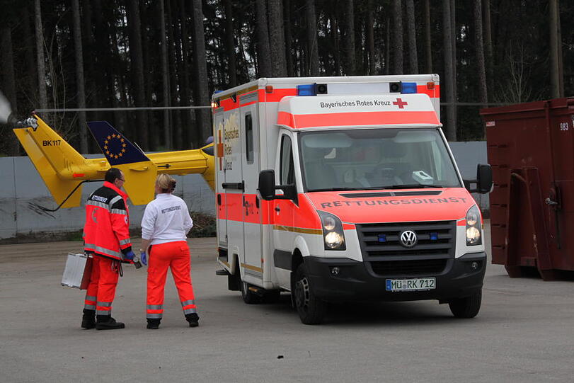 Schwerer Unfall am Werstoffhof: Als eine Mitarbeiterin das Tor von innen öffnen will, fährt ein Autofahrer von außen dagegen. Er hat das Gaspedal seines Automatik-Autos mit der Bremse verwechselt. Die 45-Jährige wird schwer verletzt.
