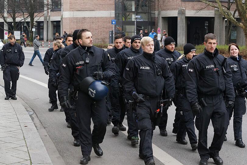 Rund 2500 Demonstranten protestieren gegen die Münchner Sicherheitskonferenz.