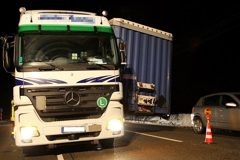 Auf der B 304 verlor ein LKW auf Höhe der Abzweigung ST 2104 nach Waging seinen Auflieger.