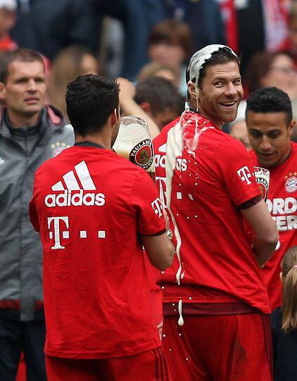 XABI ALONSO - NOTE 3.
Der Titelsammler aus Spanien ist nun auch Bundesliga-Champion. Erstes Weißbierduschen-Championat für den 33-jähirgen Weinliebhaber. Blieb ziemlich zurückhaltend, beobachtete das Treiben mit stoischer Ruhe.