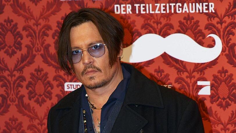 Johnny Depps Tochter Lily-Rose lag 2007 mit einer Kolibakterienvergiftung im Krankenhaus. Johnny Depps Tochter Lily-Rose lag 2007 mit einer Kolibakterienvergiftung im Krankenhaus.