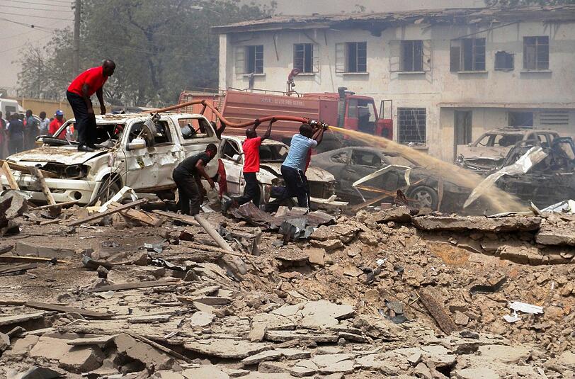 Das Foto zeigt die Überreste einer Explosion in Nigeria im Februar 2016. Die Terrormiliz "Boko Haram" hat in letzter Zeit häufig im Nordosten des Landes zugeschlagen. Bei dem Selbstmordanschlag am Freitag auf einem Markt in Madagali kamen mehr als 50 Menschen ums Leben.