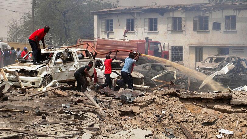 Das Foto zeigt die Überreste einer Explosion in Nigeria im Februar 2016. Die Terrormiliz "Boko Haram" hat in letzter Zeit häufig im Nordosten des Landes zugeschlagen. Bei dem Selbstmordanschlag am Freitag auf einem Markt in Madagali kamen mehr als 50 Menschen ums Leben. Das Foto zeigt die Überreste einer Explosion in Nigeria im Februar 2016. Die Terrormiliz "Boko Haram" hat in letzter Zeit häufig im Nordosten des Landes zugeschlagen. Bei dem Selbstmordanschlag am Freitag auf einem Markt in Madagali kamen mehr als 50 Menschen ums Leben.